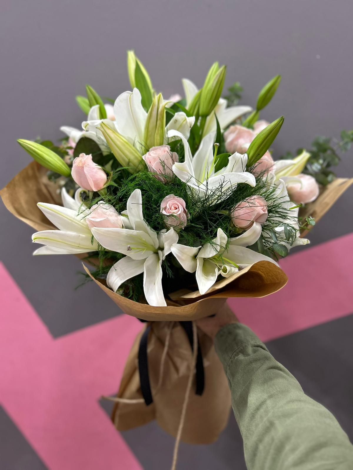 dusler-perisi-lilyum-renkli-gul-buketi-snt07