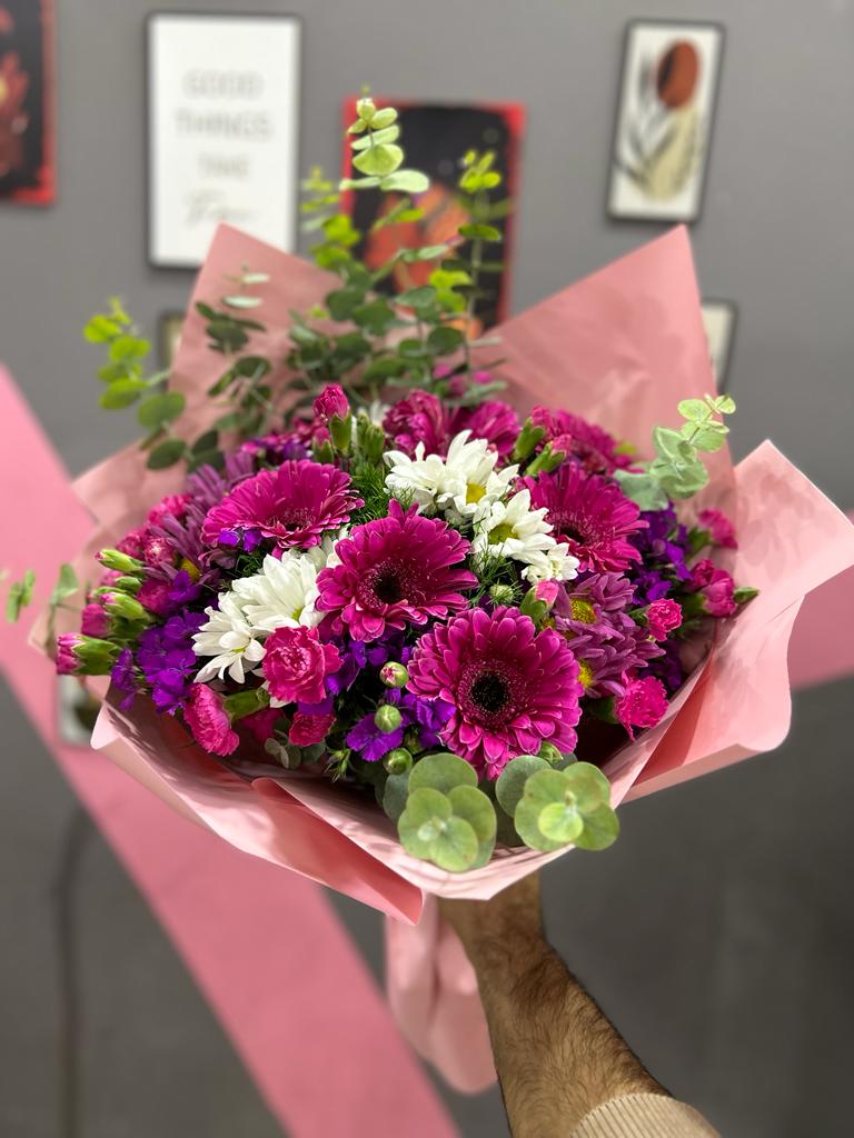 pembe-kagitta-renkli-mevsim-buketi-snt56